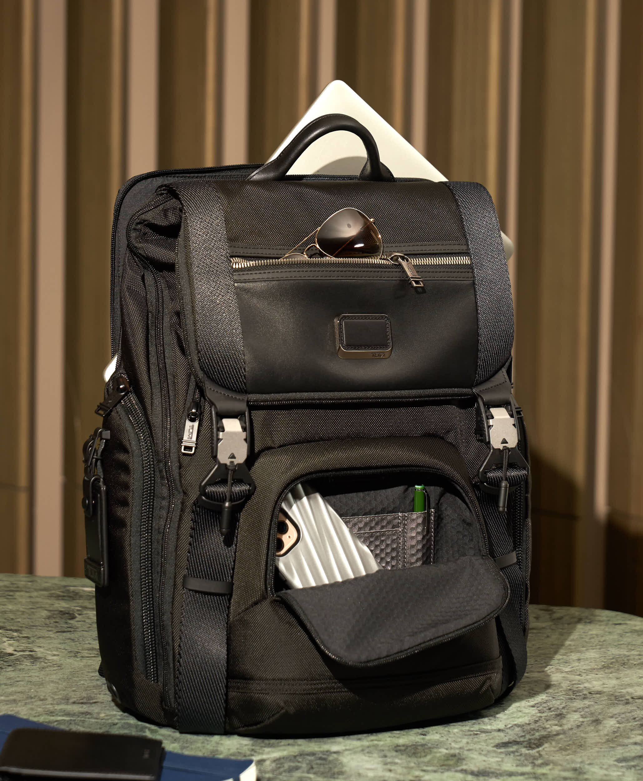 Amazon.co.jp: TUMI - Alpha Bravo Lark ノートパソコン用バック