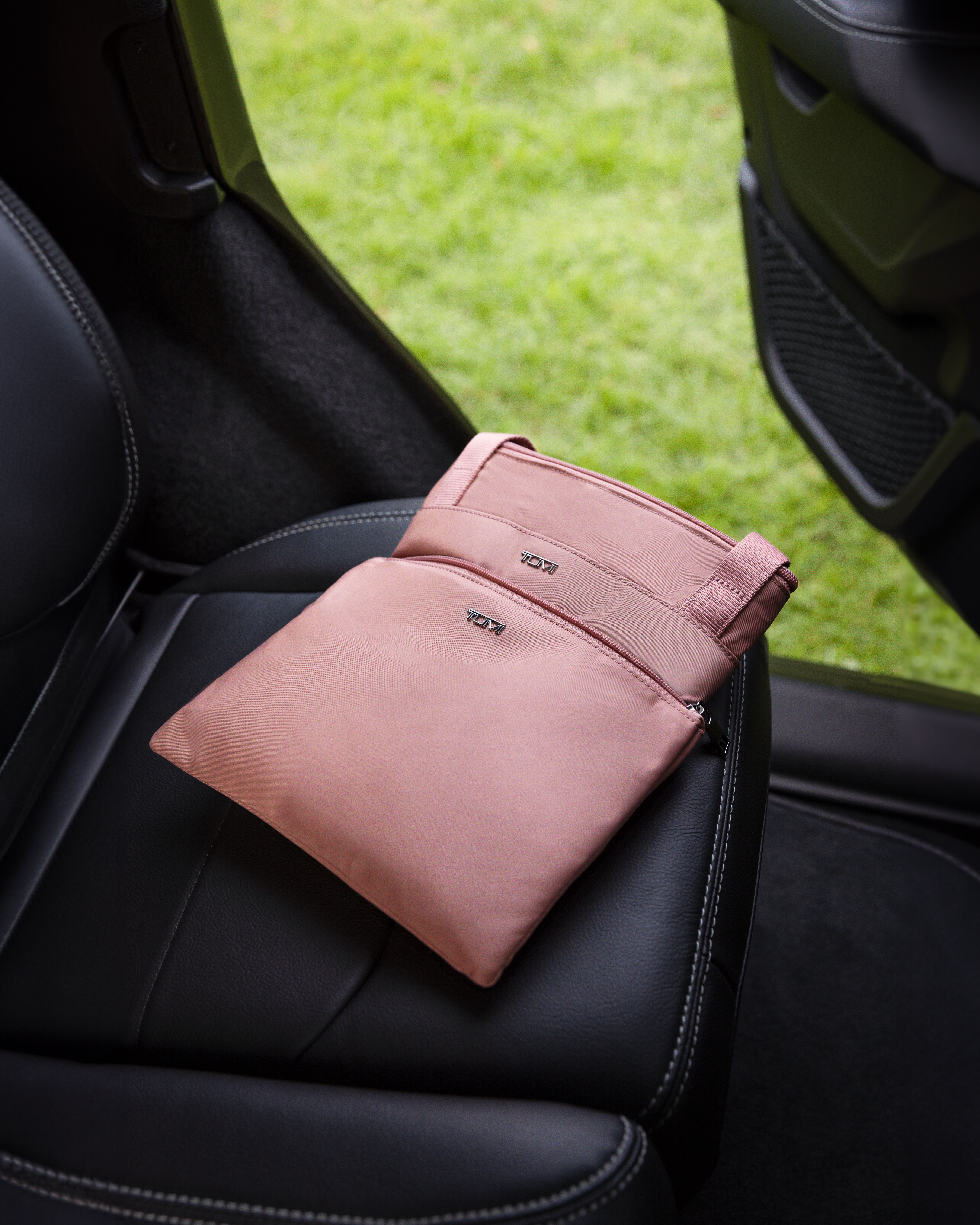 Tumi voyageur just online in case tote